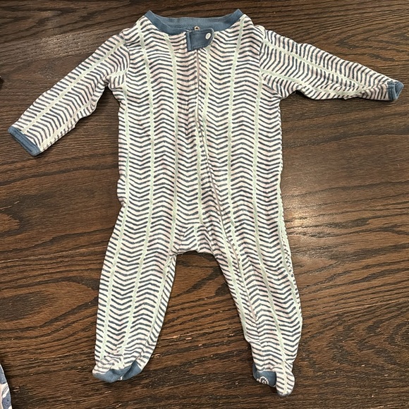 Burt’s Bees footies and rompers - Picture 3 of 5